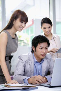 İş adamları tartışıyorlar.