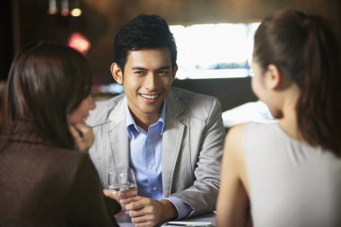 Kadın ve erkek birbirleriyle konuşuyorlar.