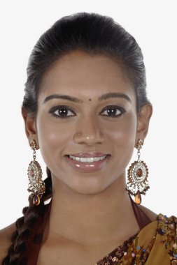 Sarili kadın kameraya gülümsüyor.