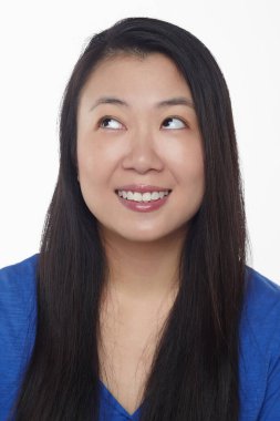 Beyaz arka planda izole edilmiş bir kadının yüz ifadesi