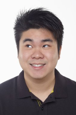 Beyaz arka planda izole edilmiş bir adamın yüz ifadesi