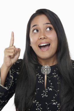 Beyaz arka planda izole edilmiş bir kadının yüz ifadesi