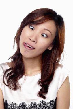 Beyaz arka planda izole edilmiş bir kadının yüz ifadesi