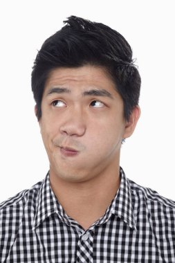 Beyaz arka planda izole edilmiş bir adamın yüz ifadesi