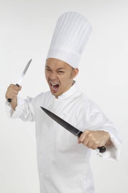 Bıçak tutan sinirli bir Asyalı şef.