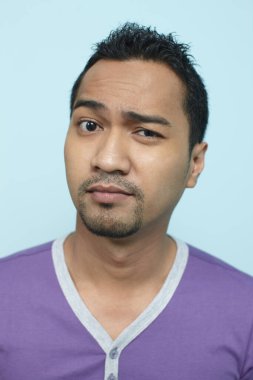 Stüdyo geçmişinde şüpheli görünen bir adam var.