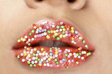 Dudaklarına şeker serpiştirdim.