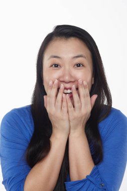 Beyaz arka planda izole edilmiş bir kadının yüz ifadesi