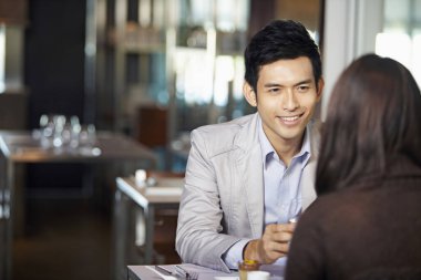 Lokantadaki kadın ve erkek