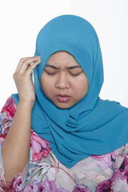 Beyaz arka planda izole edilmiş bir kadının yüz ifadesi