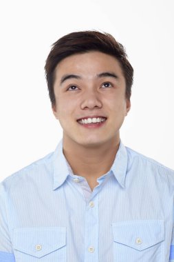 Beyaz arka planda izole edilmiş bir adamın yüz ifadesi