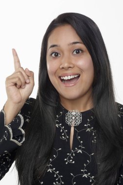 Beyaz arka planda izole edilmiş bir kadının yüz ifadesi