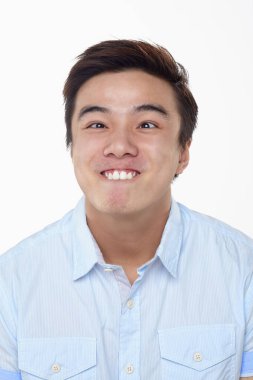 Beyaz arka planda izole edilmiş bir adamın yüz ifadesi