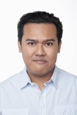 Beyaz arka planda izole edilmiş bir adamın yüz ifadesi