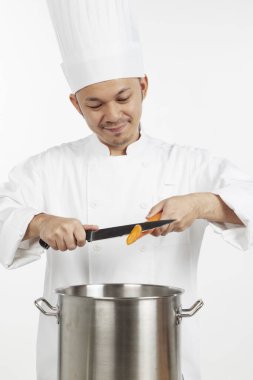 Asyalı şef sağlıklı bir yemek hazırlıyor.