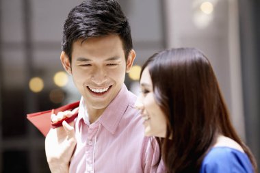 Gülümseyen kadın adam