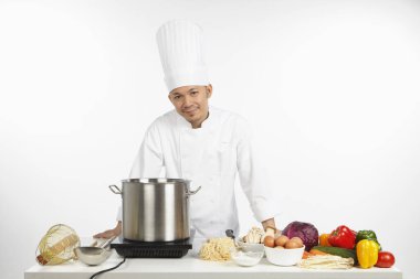 Asyalı şef sağlıklı bir yemek hazırlıyor.