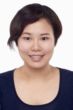 Beyaz arka planda izole edilmiş bir kadının yüz ifadesi