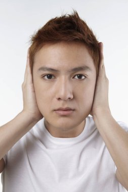 Kulaklarını tıkayan adam 