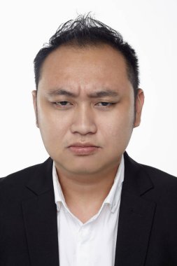 Beyaz arka planda izole edilmiş bir adamın yüz ifadesi