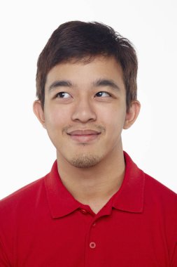 Beyaz arka planda izole edilmiş bir adamın yüz ifadesi