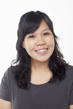 Beyaz arka planda izole edilmiş bir kadının yüz ifadesi