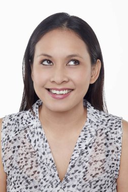 Beyaz arka planda izole edilmiş bir kadının yüz ifadesi