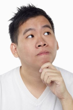 Beyaz arka planda izole edilmiş bir adamın yüz ifadesi