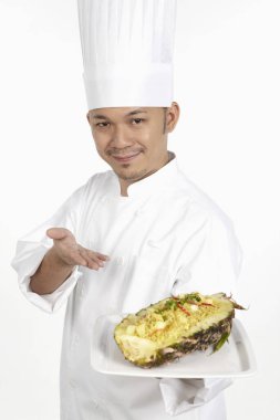 Bir tabak Tayland ananaslı pilavlı Asyalı şef.