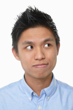 Beyaz arka planda izole edilmiş bir adamın yüz ifadesi