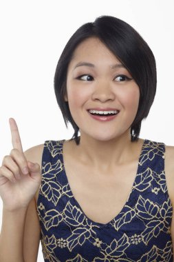 Beyaz arka planda izole edilmiş bir kadının yüz ifadesi