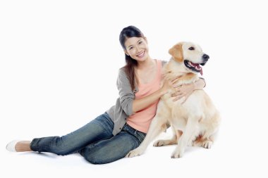 Genç bir kadın sahibi olan bir köpek.