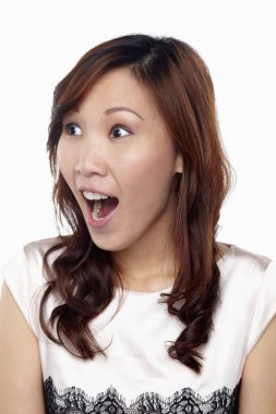 Beyaz arka planda izole edilmiş bir kadının yüz ifadesi