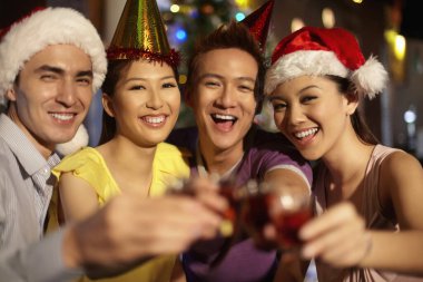 Noel partisinde bir grup insan