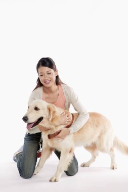 Genç bir kadın sahibi olan bir köpek.