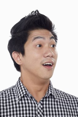 Beyaz arka planda izole edilmiş bir adamın yüz ifadesi