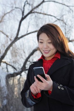 Telefondaki kadın mesajlaşması