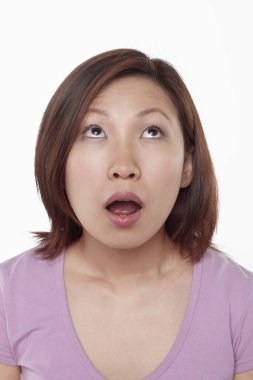 Beyaz arka planda izole edilmiş bir kadının yüz ifadesi