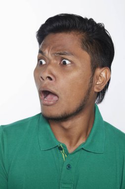 Beyaz arka planda izole edilmiş bir adamın yüz ifadesi