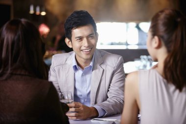 Kadın ve erkek birbirleriyle konuşuyorlar.