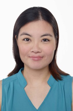 Beyaz arka planda izole edilmiş bir kadının yüz ifadesi