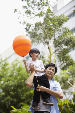 Baba oğlunu taşıyan