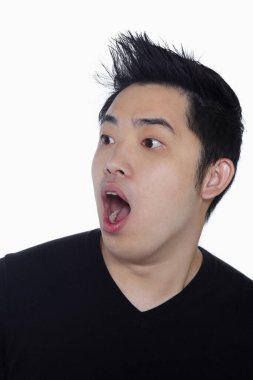 Beyaz arka planda izole edilmiş bir adamın yüz ifadesi