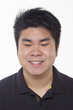 Beyaz arka planda izole edilmiş bir adamın yüz ifadesi