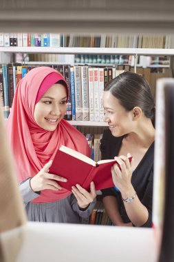 Kütüphanede iki kız öğrenci.