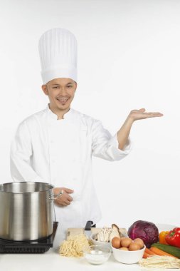 Asyalı şef sağlıklı bir yemek hazırlıyor.