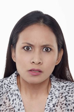 Beyaz arka planda izole edilmiş bir kadının yüz ifadesi