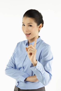 Orta yaşlı iş kadını işaret parmağını kaldırıyor.