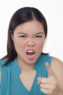 Beyaz arka planda izole edilmiş bir kadının yüz ifadesi