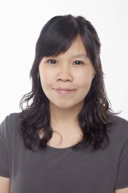 Beyaz arka planda izole edilmiş bir kadının yüz ifadesi